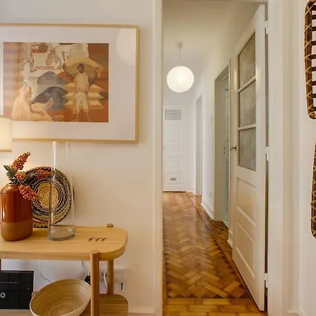 Family Tailor Made Flat In Areeiro *