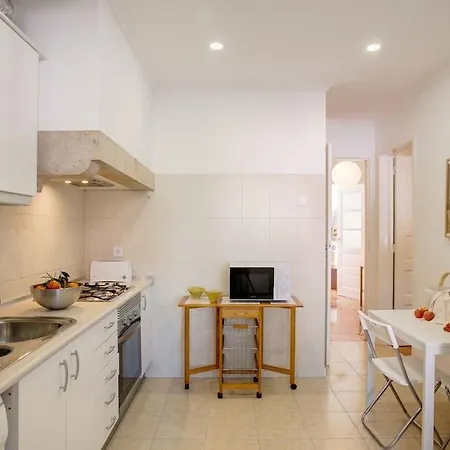 Family Tailor Made Flat In Areeiro 리스본