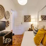 Family Tailor Made Flat In Areeiro