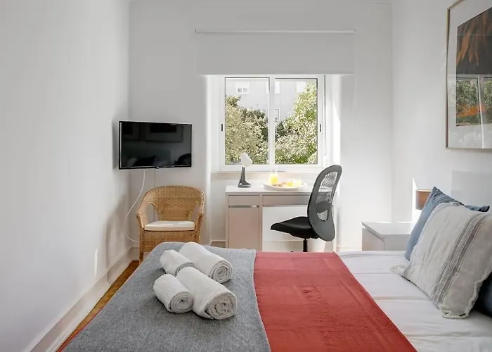 Family Tailor Made Flat In Areeiro *
