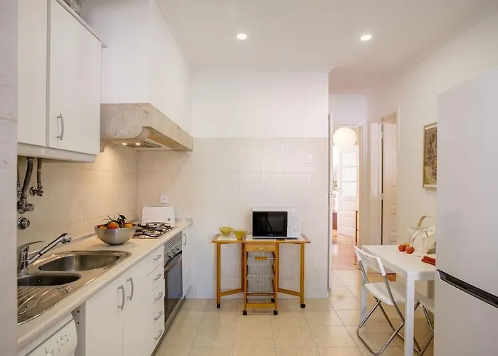 Family Tailor Made Flat In Areeiro Lisbona