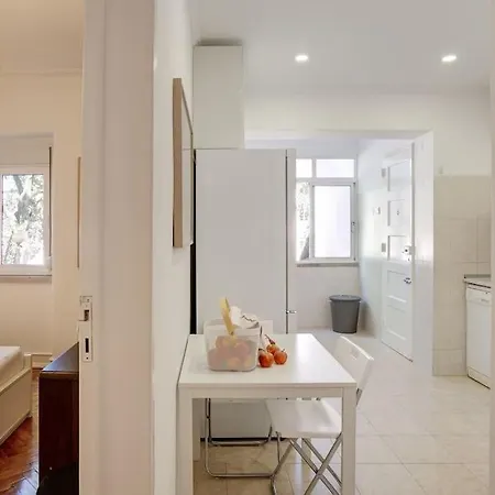 Family Tailor Made Flat In Areeiro Lägenhet