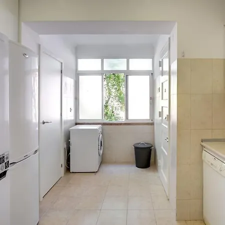 Family Tailor Made Flat In Areeiro 아파트 *