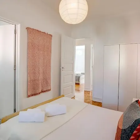 Family Tailor Made Flat In Areeiro Apartmán