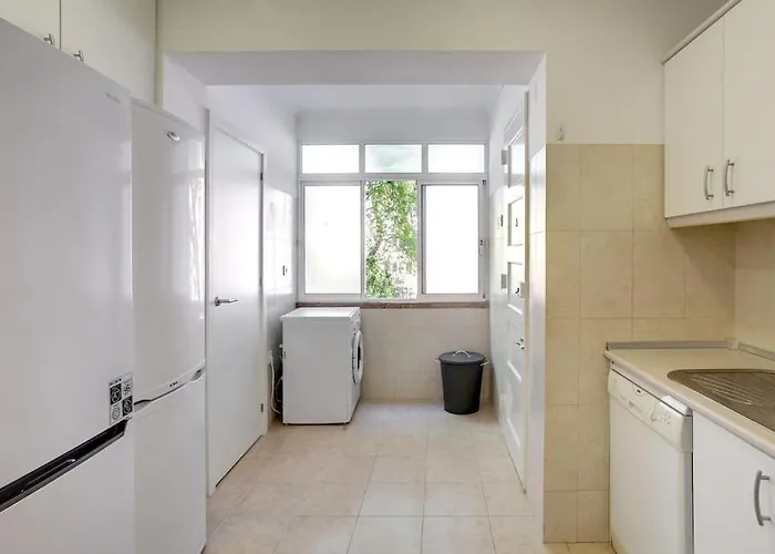 Family Tailor Made Flat In Areeiro 아파트 *