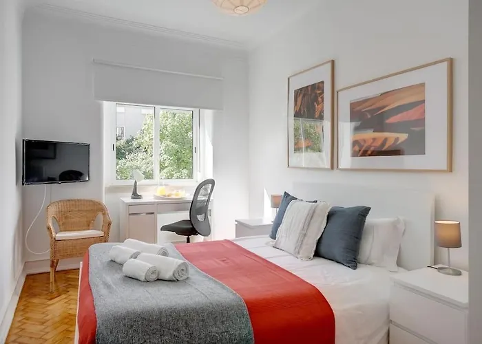 Family Tailor Made Flat In Areeiro 아파트 *